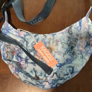 BAGGU Medium Crescent Bag NWT Blue Thorns